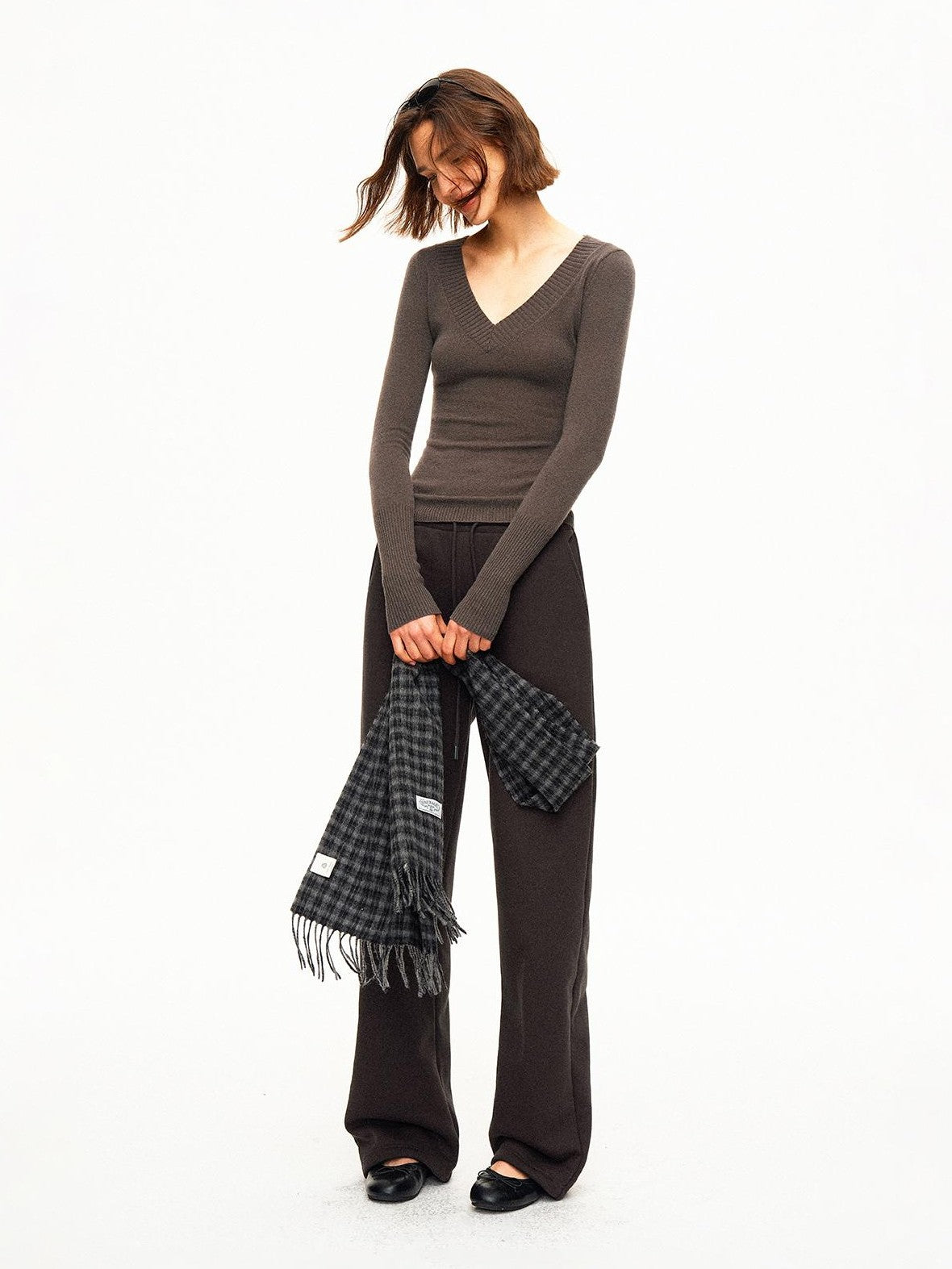 STRIKE A POSE Ribbed Trim V-neck Solid Wool Women&