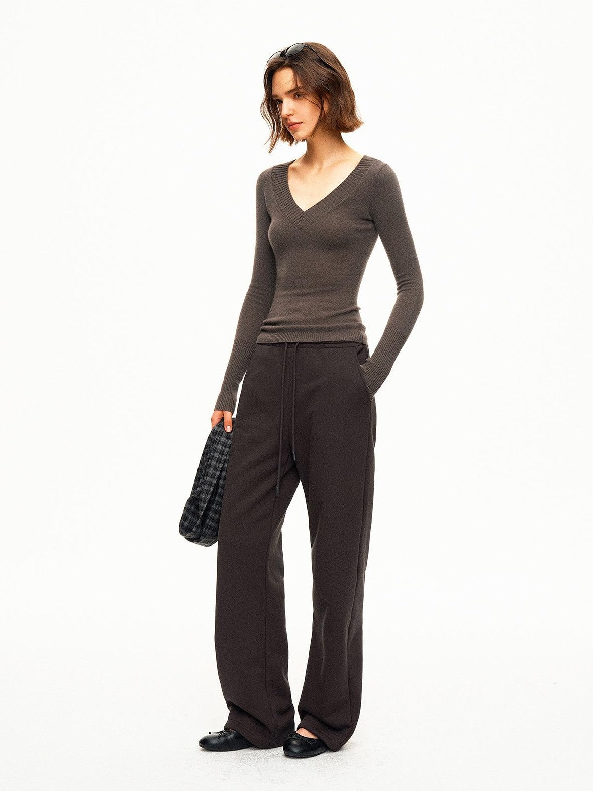 STRIKE A POSE Ribbed Trim V-neck Solid Wool Women&