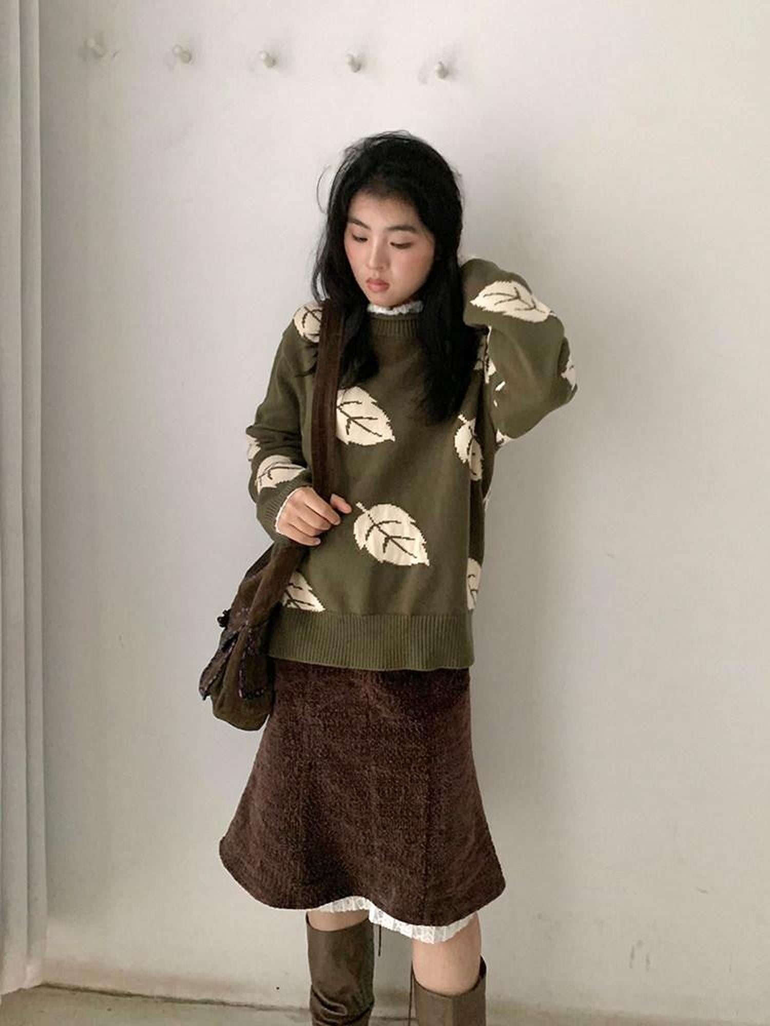 SicAstra Retro Leaf Jacquard Loose Round Neck Women&