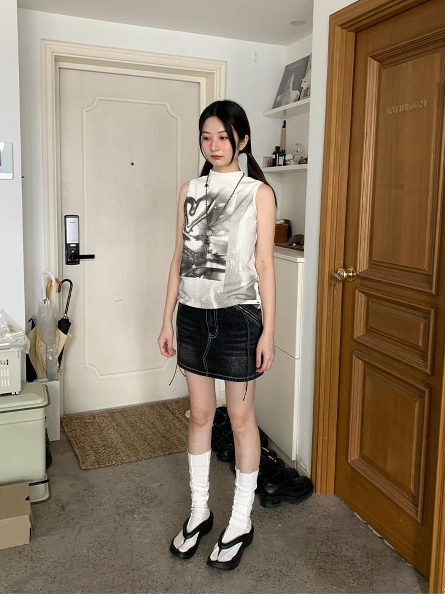 atrandom Sleeveless High Neck Graphic T-Shirt