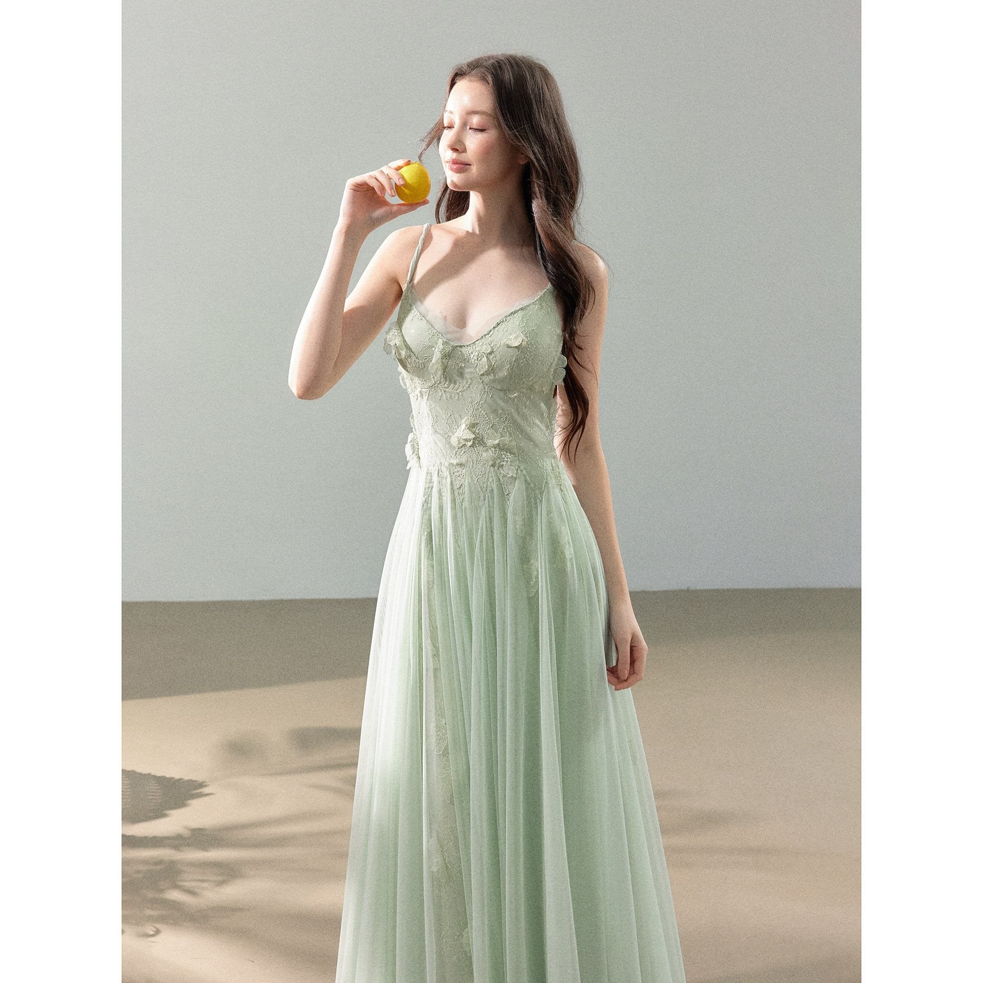 YZZI_HE_3d_Floral_Tulle_Splice_Lace_V-neck_Women&