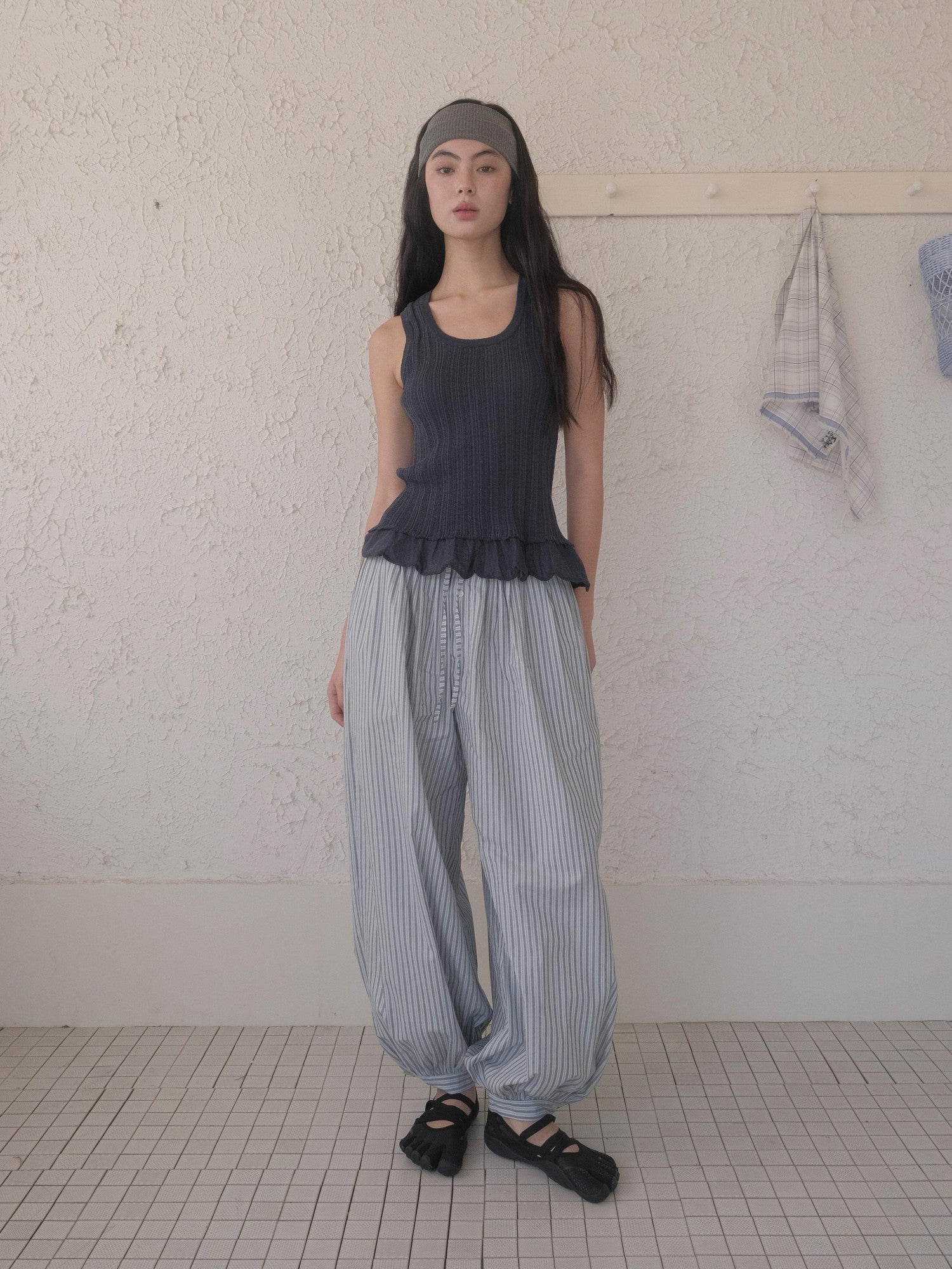 DKZ OFFICIAL Ribbed Knit Ruffle Hem U Neck Racerback Women&