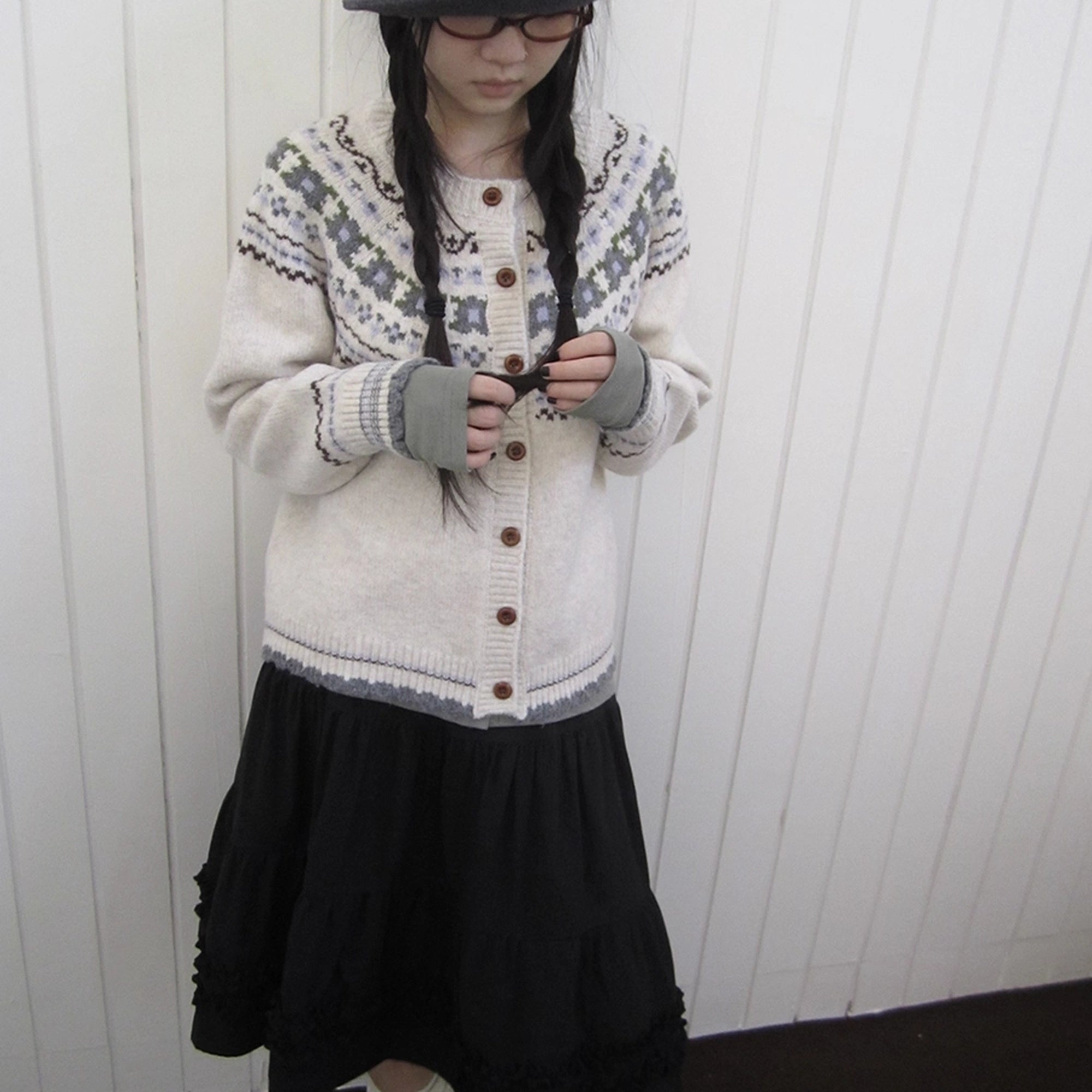 ang_project_Color_Options
V-neck
Long_Sleeve
Ribbed_Hem_And_Cuffs
Kangaroo_Pocket
Fair_Isle_Pattern
Button_Front
Regular_Fit
Model_Height
Chest_Size
Length_MISSTT