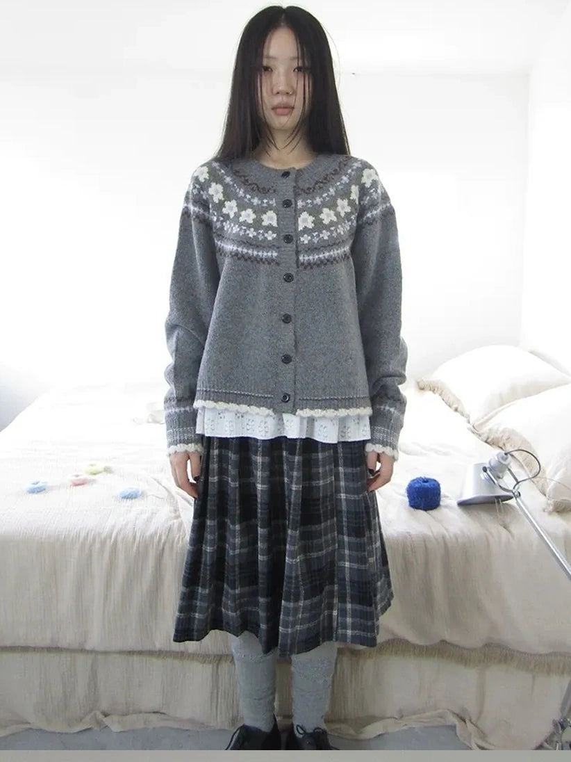 ang project Color Options
V-neck
Long Sleeve
Ribbed Hem And Cuffs
Kangaroo Pocket
Fair Isle Pattern
Button Front
Regular Fit
Model Height
Chest Size
Length Sweater