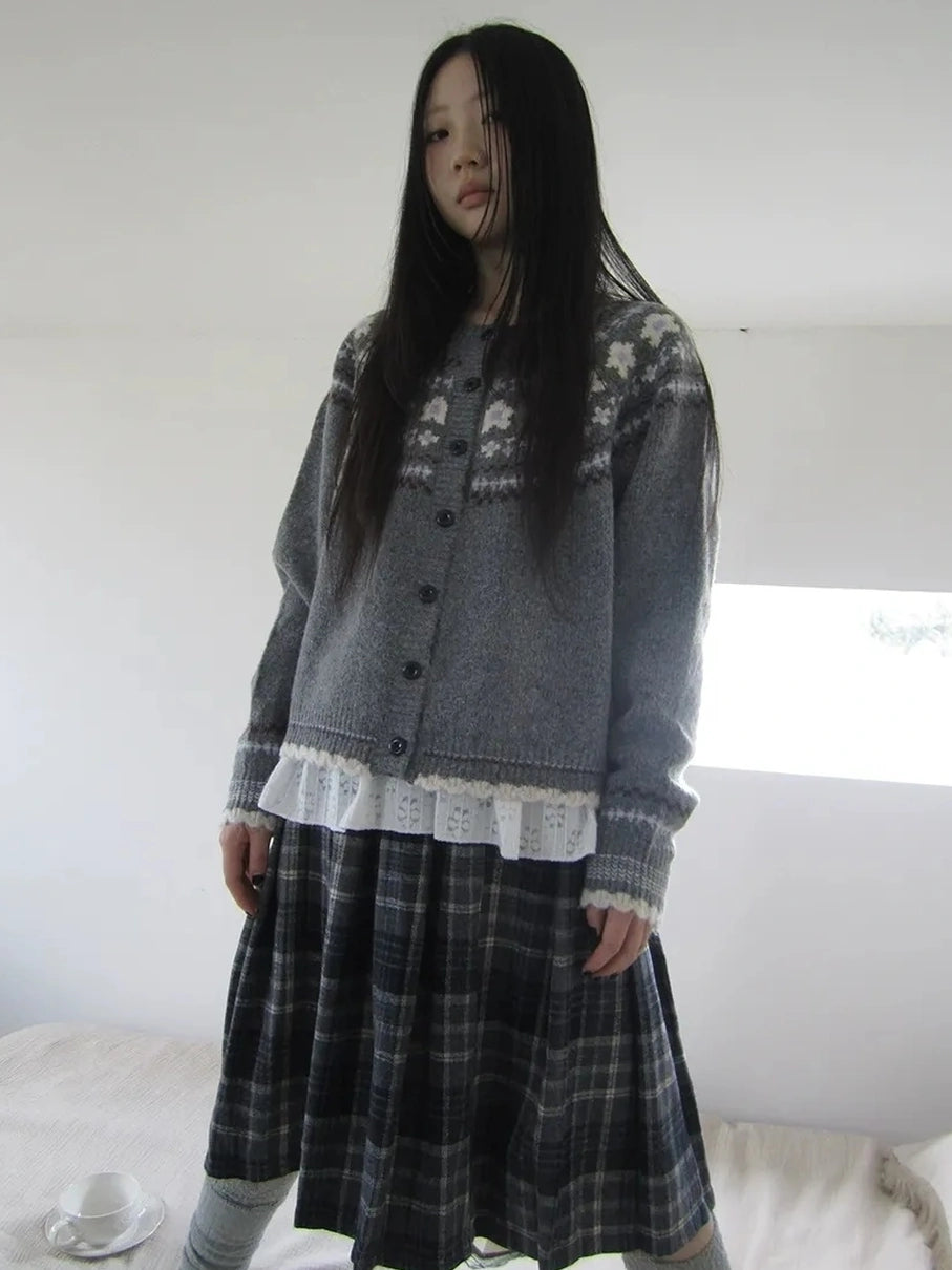 ang project Color Options
V-neck
Long Sleeve
Ribbed Hem And Cuffs
Kangaroo Pocket
Fair Isle Pattern
Button Front
Regular Fit
Model Height
Chest Size
Length Sweater