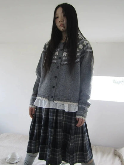 ang project Color Options
V-neck
Long Sleeve
Ribbed Hem And Cuffs
Kangaroo Pocket
Fair Isle Pattern
Button Front
Regular Fit
Model Height
Chest Size
Length Sweater