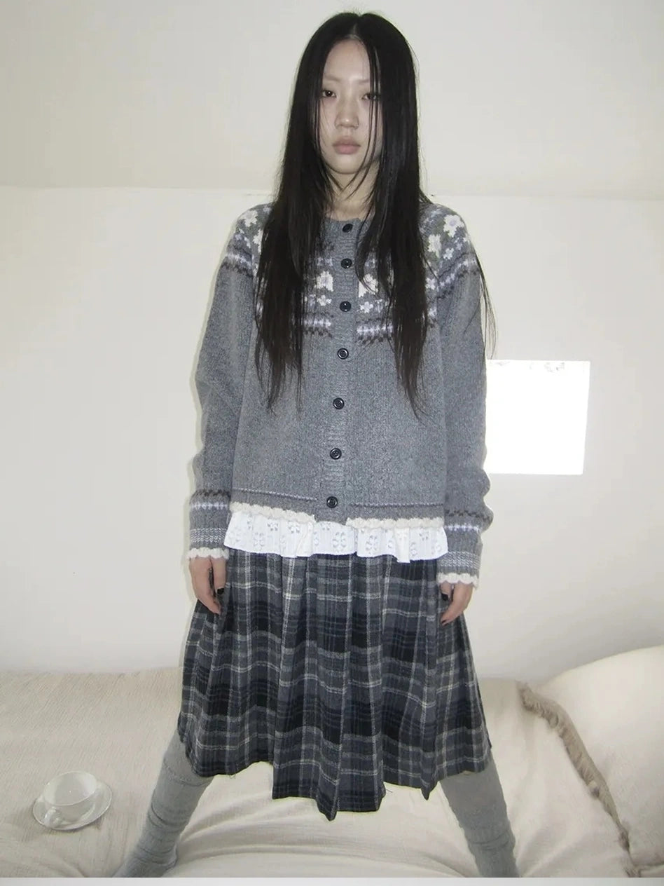 ang project Color Options
V-neck
Long Sleeve
Ribbed Hem And Cuffs
Kangaroo Pocket
Fair Isle Pattern
Button Front
Regular Fit
Model Height
Chest Size
Length Sweater