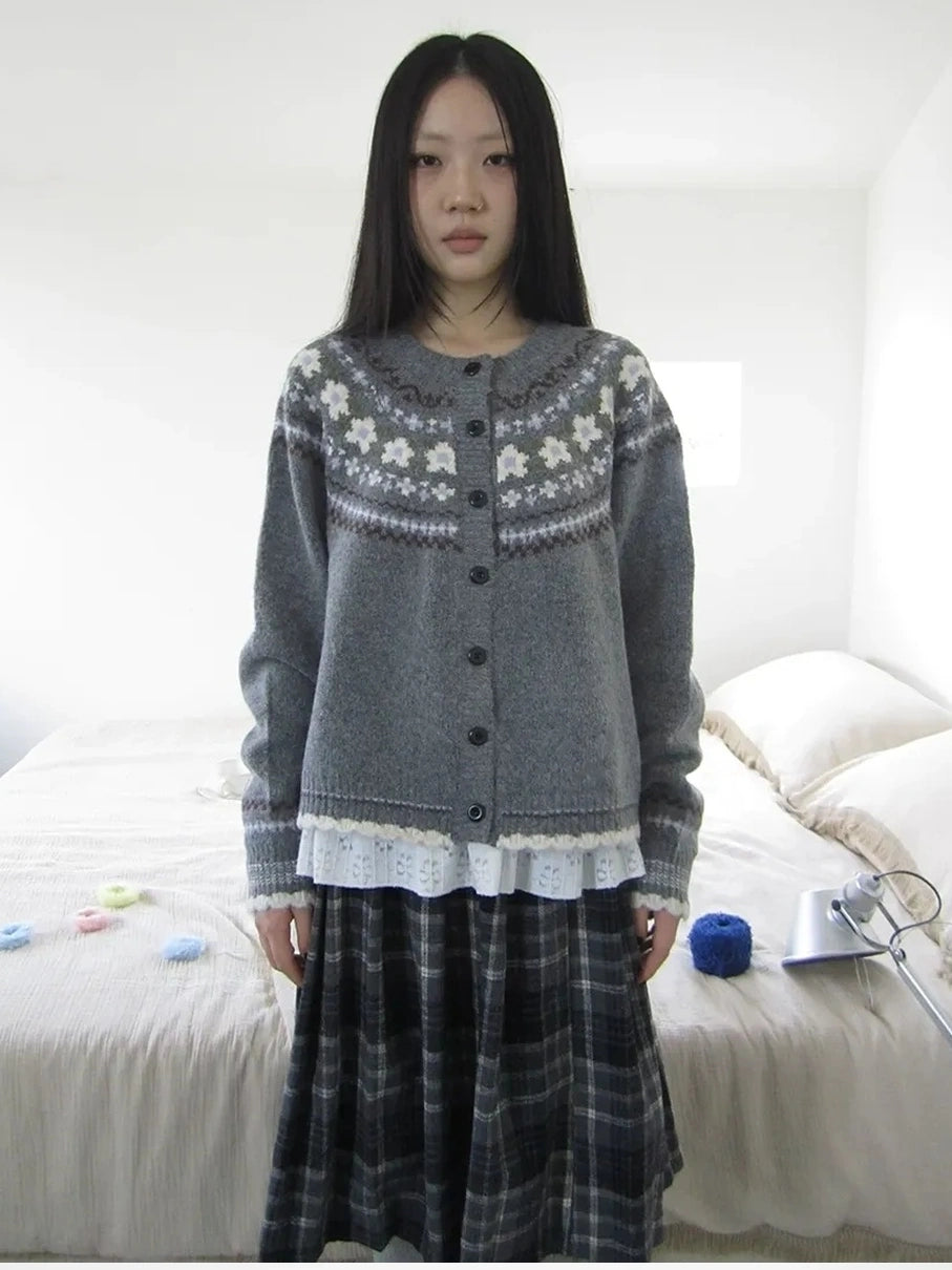 ang project Color Options
V-neck
Long Sleeve
Ribbed Hem And Cuffs
Kangaroo Pocket
Fair Isle Pattern
Button Front
Regular Fit
Model Height
Chest Size
Length Sweater