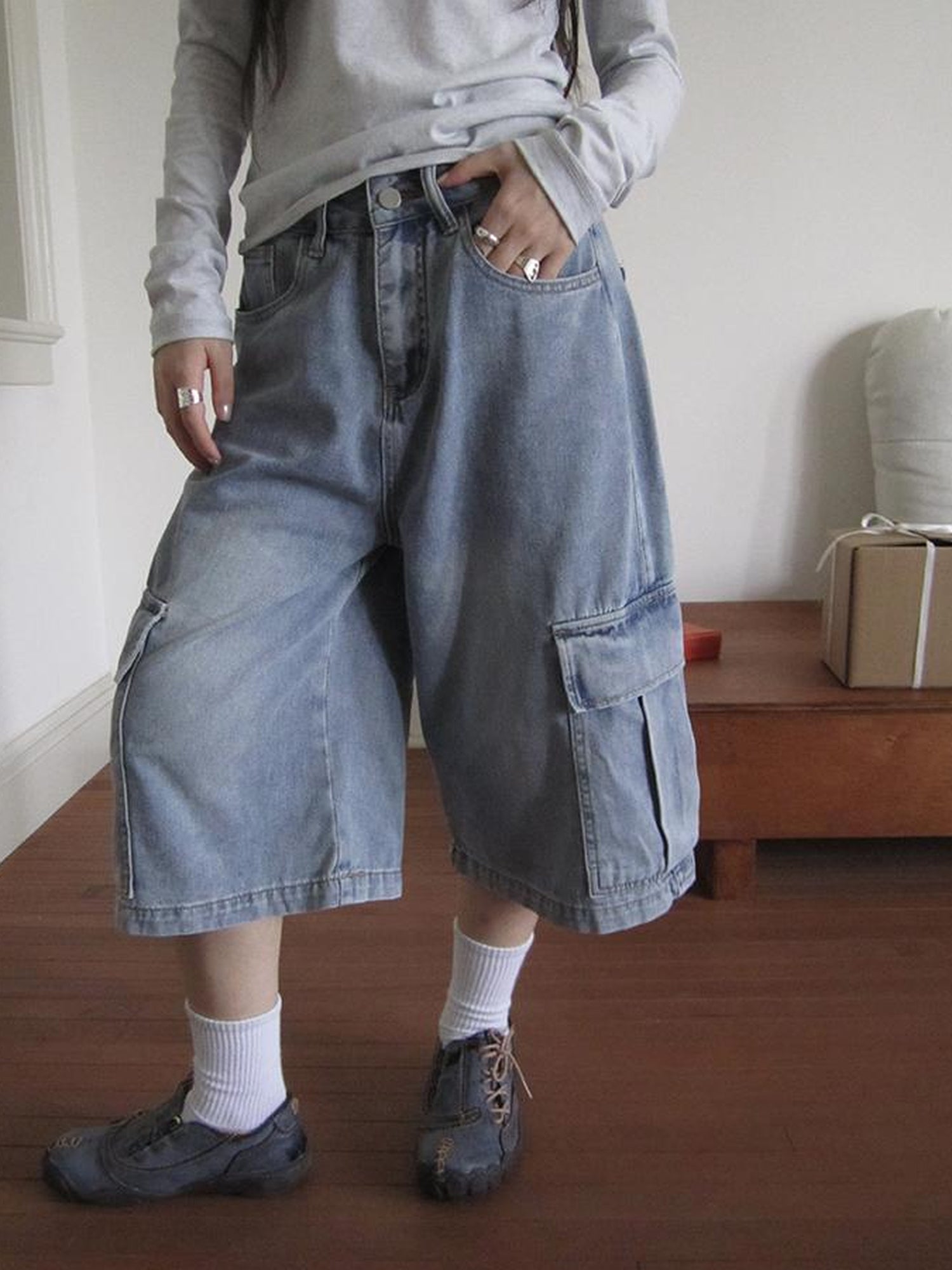 ang project Korean Retro Washed Distressed Cuffed Pocket Capri Jeans