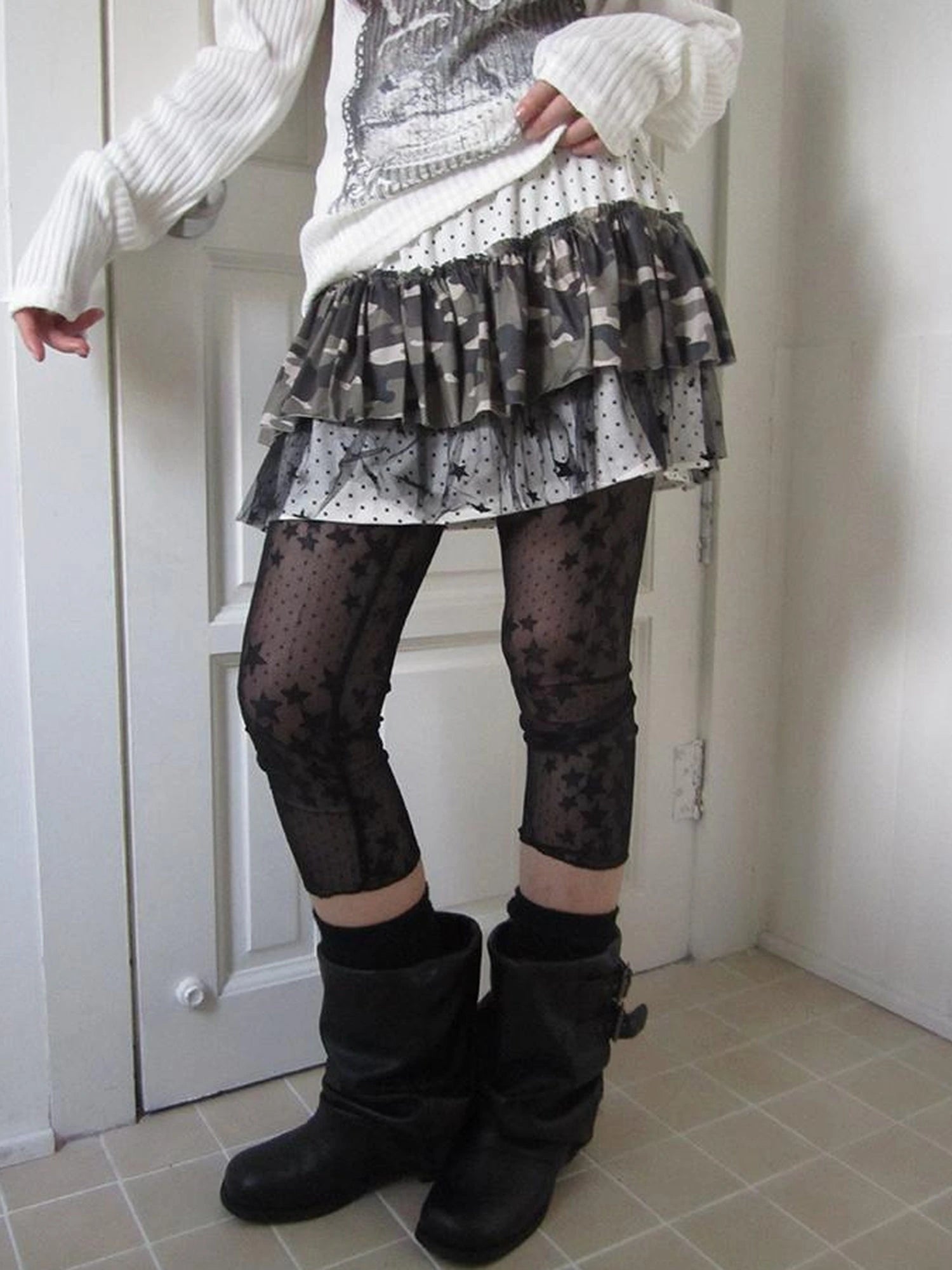 Millennial Lace Star Print Stretch Capri Leggings