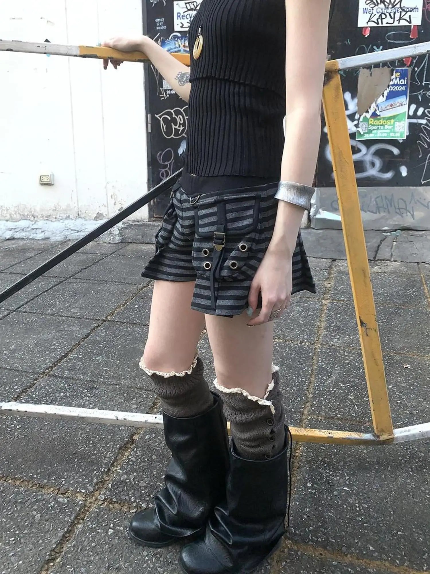 Y2K Low Waist Flap Pocket Pleated Trousers In Black Gray Stripe