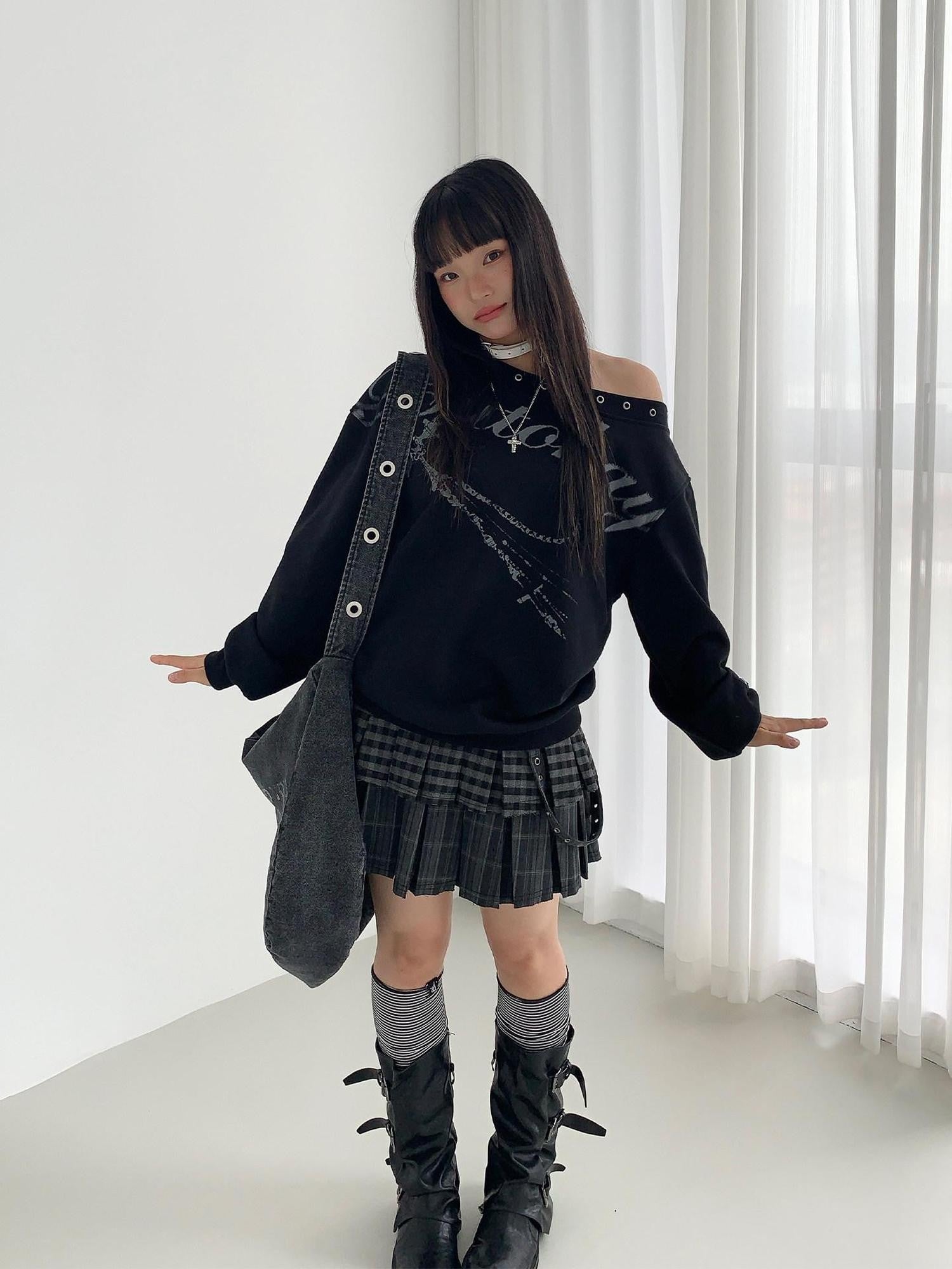 atrandom Black Asymmetric Dropped Shoulder Eyelet Text Print Women&