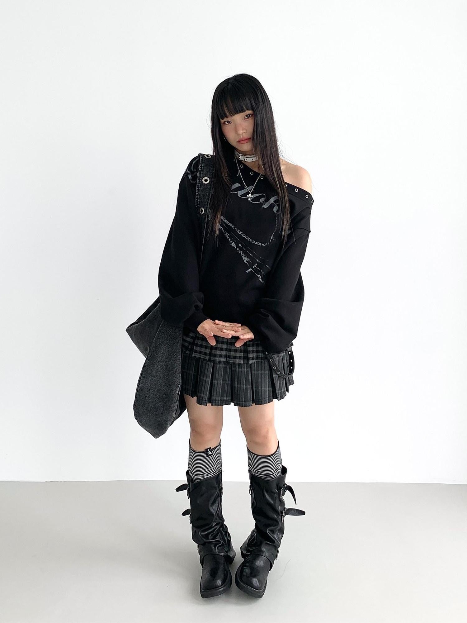 atrandom Black Asymmetric Dropped Shoulder Eyelet Text Print Women&