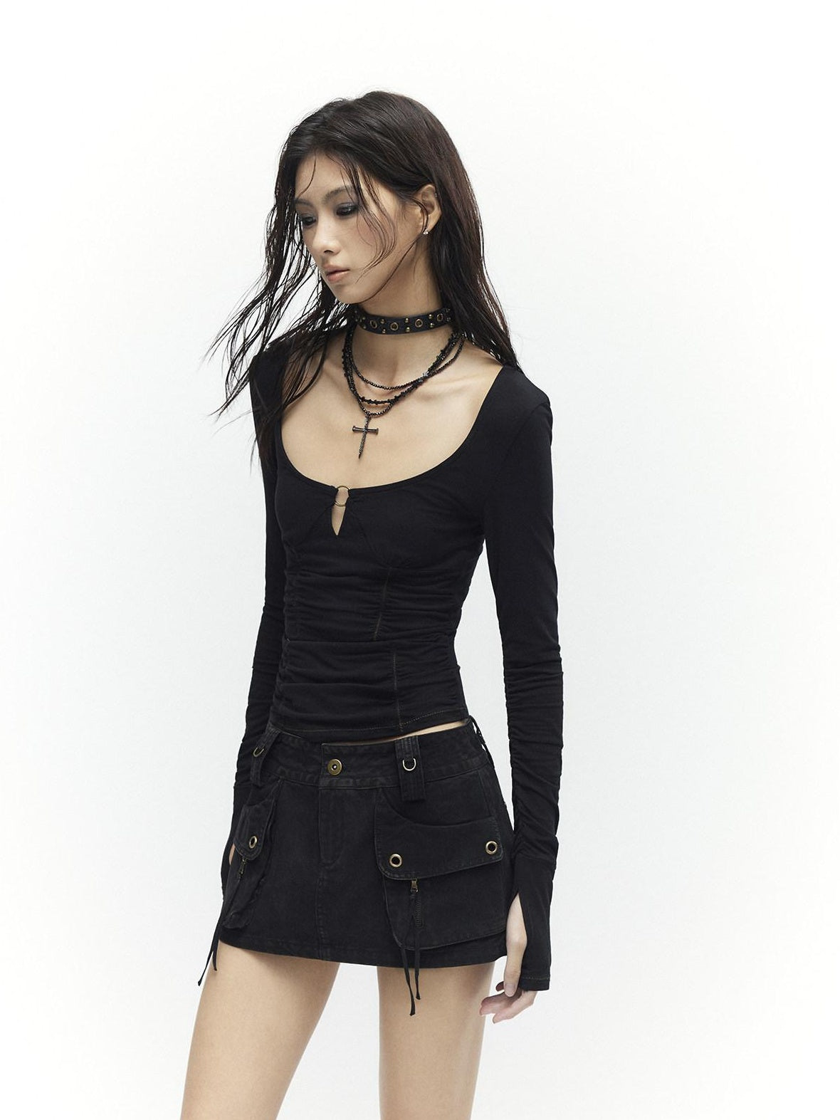 Low pixel Slim Fit Ruched Stretch Cotton Gothic Black Women U Neck Long Sleeve Crop Tops