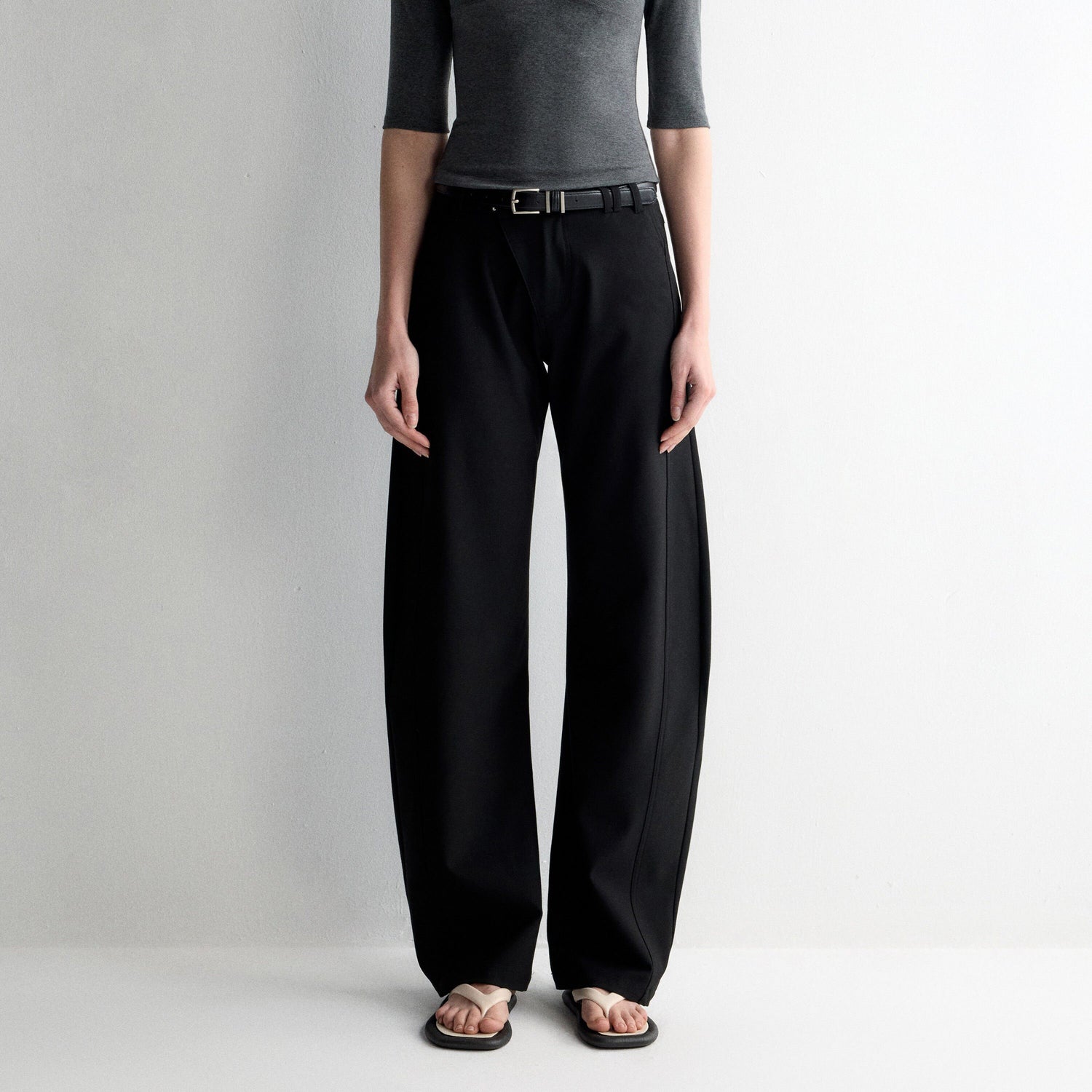 RUN TO THE FUTURE Soft Stretch Low Rise Minimal Loose Curved Tapered Women Classic Black Chinos