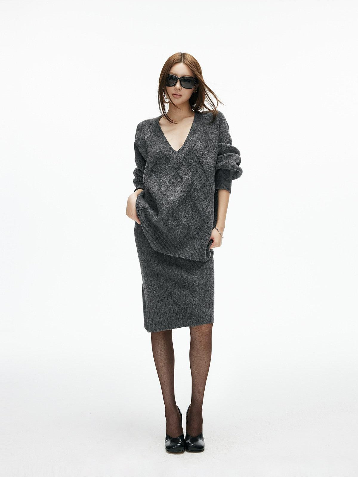 iamxiaa Diamond Cable V-neck Drop Shoulder Women&