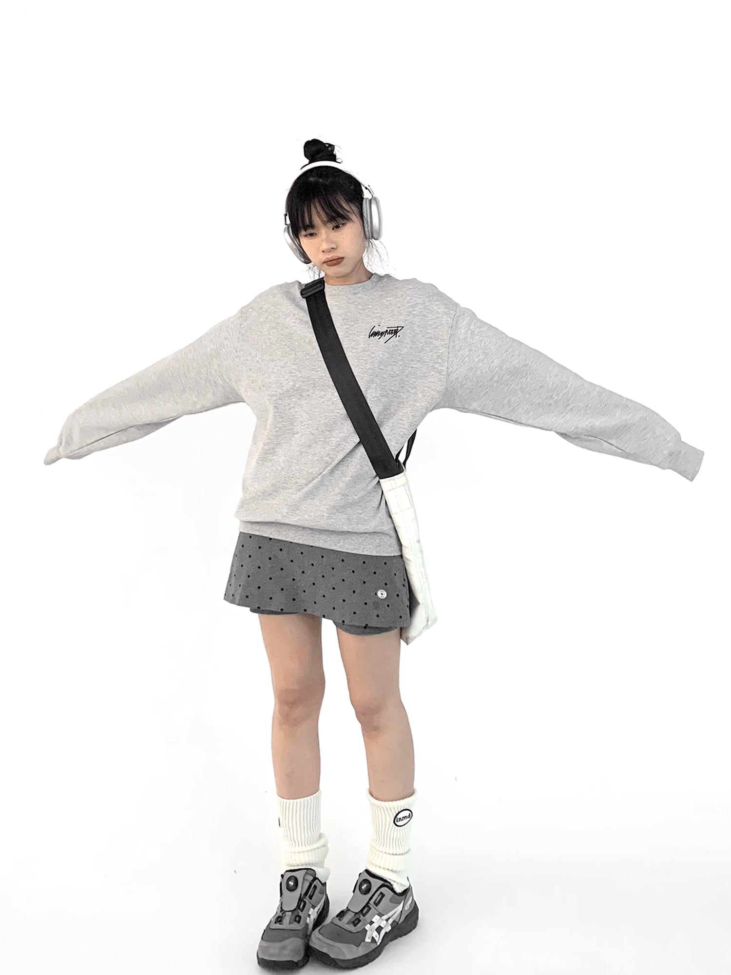 innomoood Cotton Elastic Sleeve Round Neck Embroidered Logo Sweatshirt