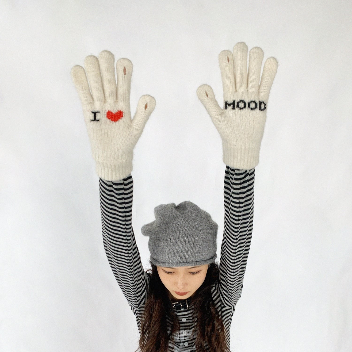 innomoood_Emotional_Touchscreen_Wool_Gloves_With_Heart_Pattern_MISSTT