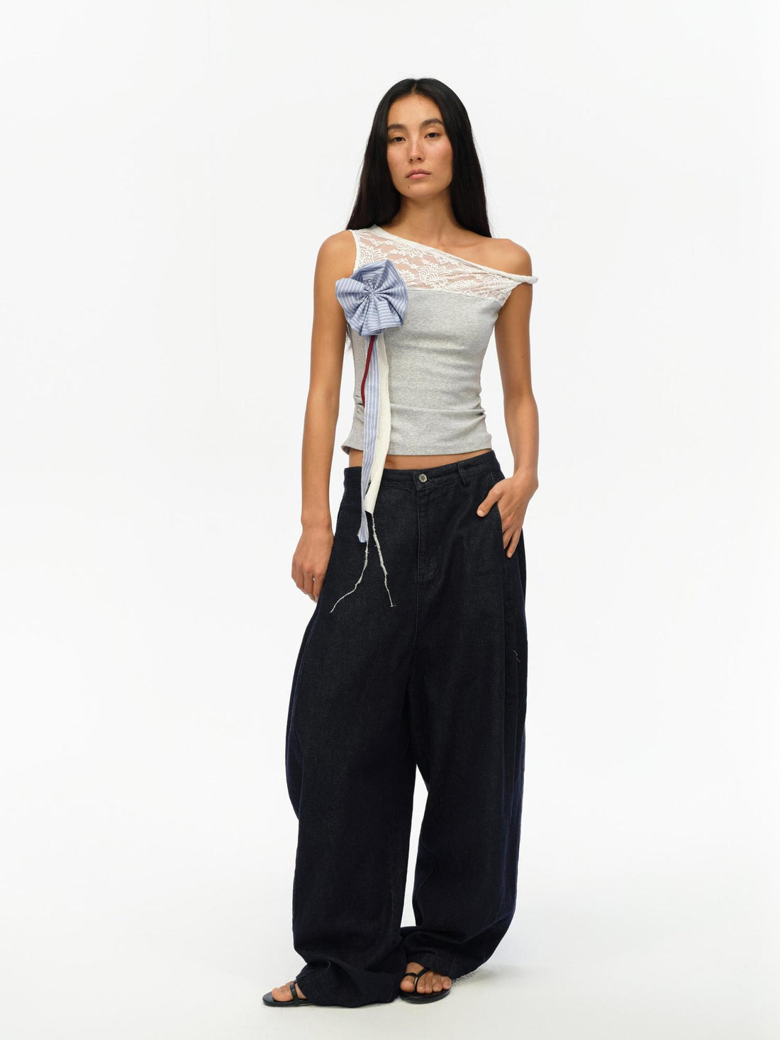 oinimi Lace Trimmed Slubbed Gray Slouchy Tank Top