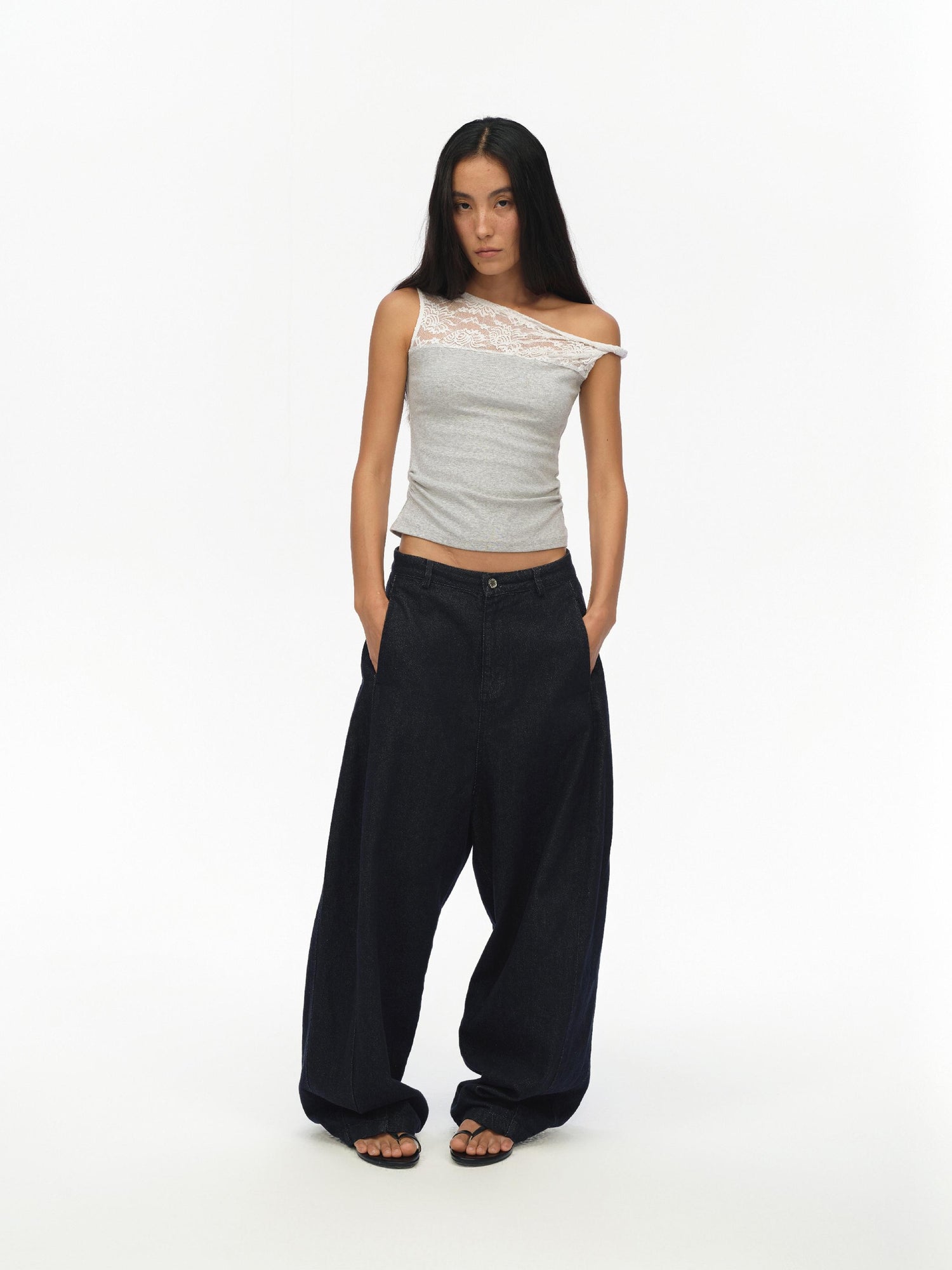 oinimi Lace Trimmed Slubbed Gray Slouchy Tank Top