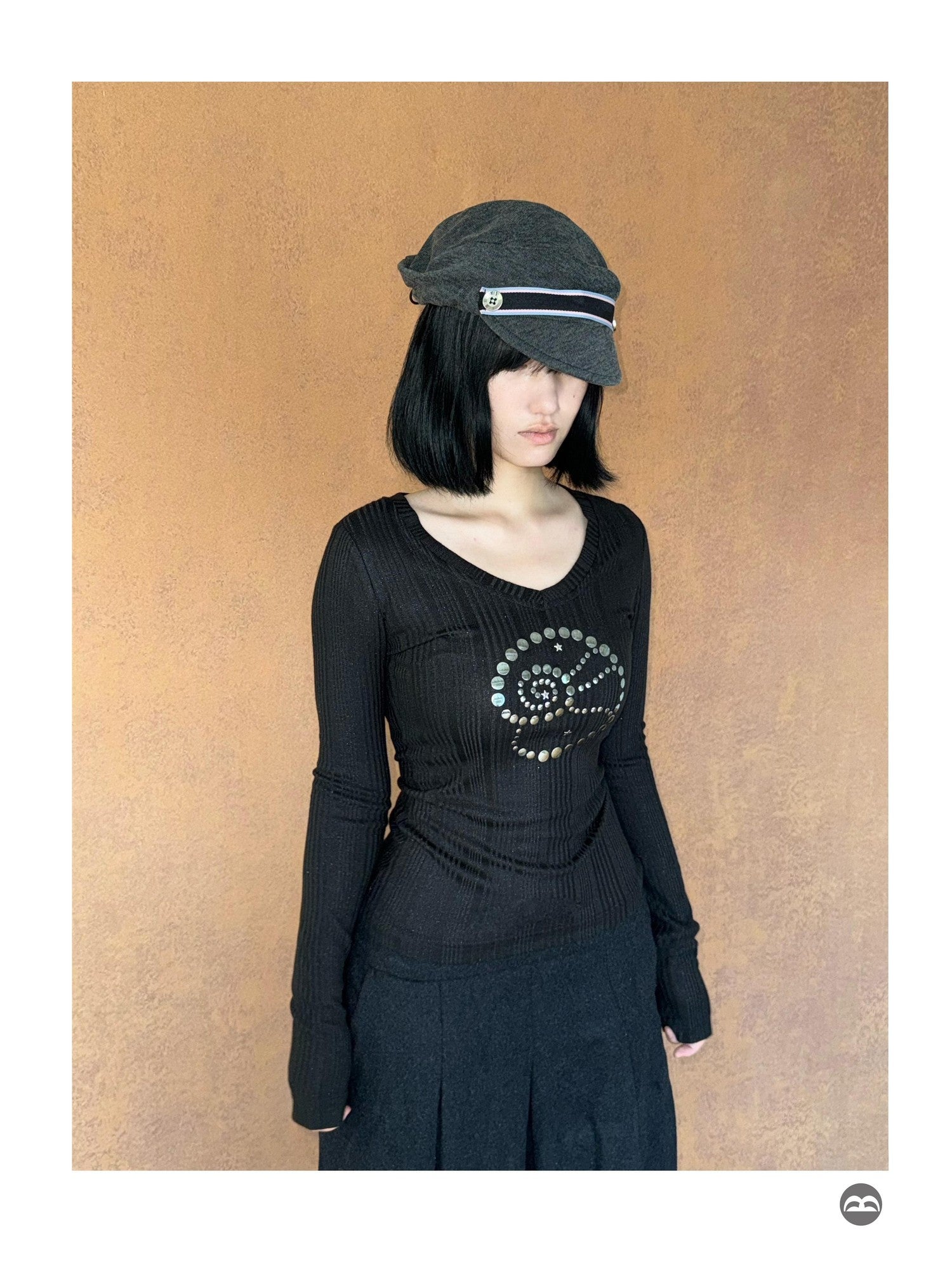 takeabreak Black Studded Conch Rhinestone V-neck Women&